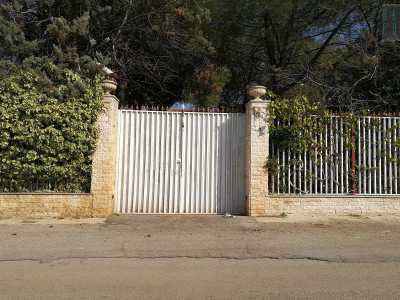 Giungiamo cos� su un'ampia rotonda: da qui scegliamo di immetterci sulla sinistra in viale Tre Pile. � una lingua d'asfalto che ospita persino l�ingresso di una villa, composto due colonne in pietra e un cancello bianco che nasconde un giardino con alti alberi...